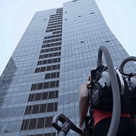  Альпинистка использовала беспроводной пылесос  LG CORDZERO* при покорении офисного небоскреба